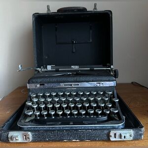 Vintage Royal De Luxe Portable Tabletop Manual Typewriter USA Nice w/ Carry Case